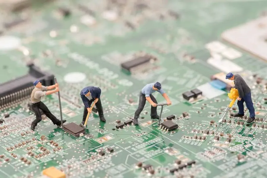 Multiple users collaborating on a PCB design project within Altium CircuitMaker.