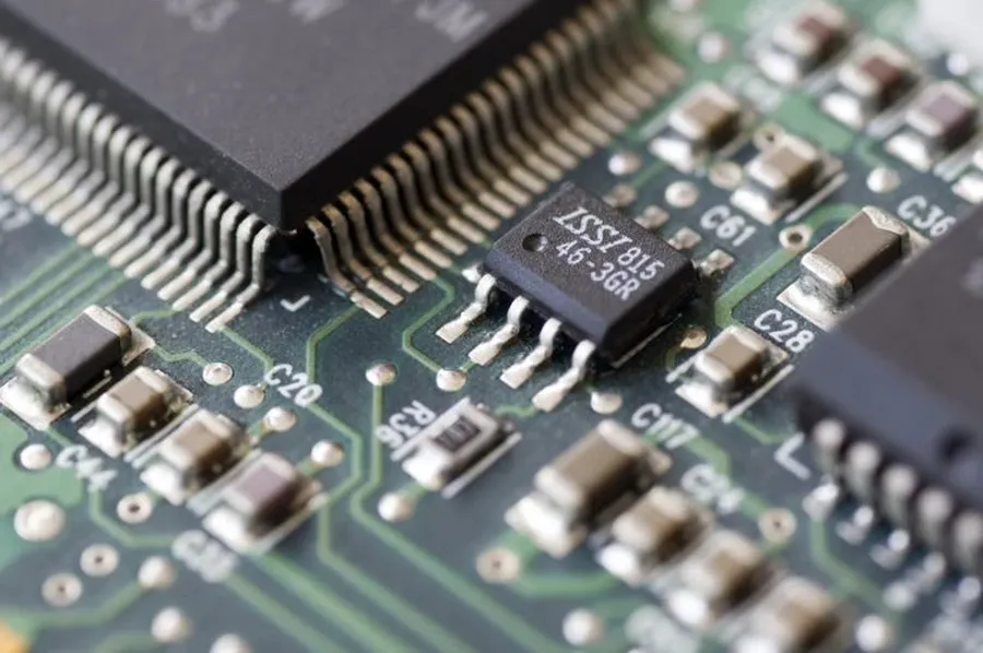 A side-by-side comparison of a traditional PCB and a 3D printed PCB.